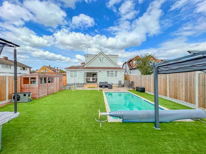 5 Bedroom Chalet For Sale In Waxwell Road, Hullbridge, Hockley, SS5