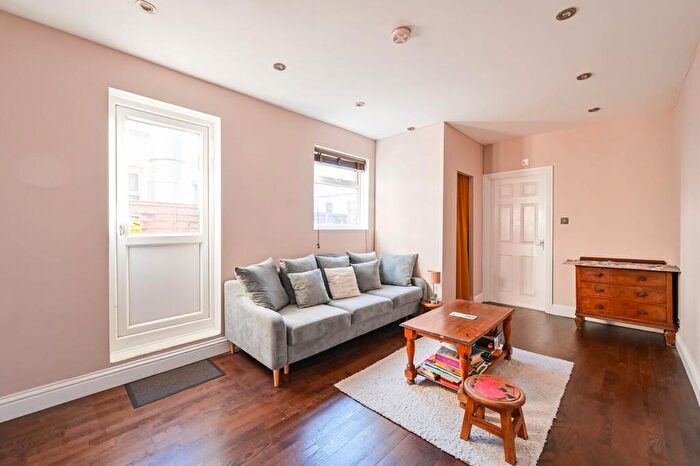 2 Bedroom Flat For Sale In Turnpike Lane, London, N8