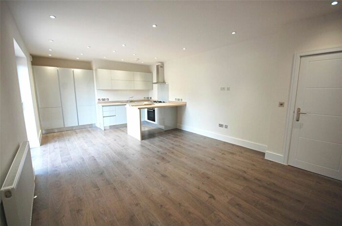 2 Bedroom Apartment To Rent In Woodside Park Road, London, N12