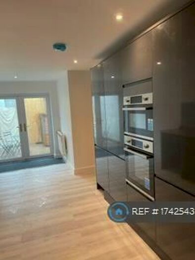 3 Bedroom Flat To Rent In Seven Oaks Crescent, Bramcote, Nottingham, NG9