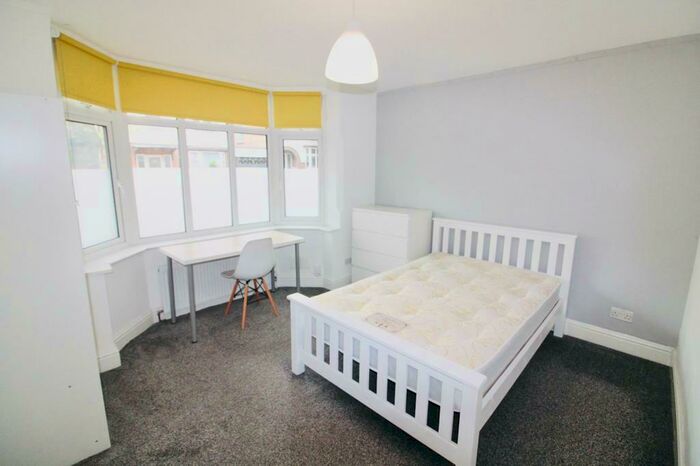 6 Bedroom House To Rent In Rolleston Drive, Nottingham, NG7