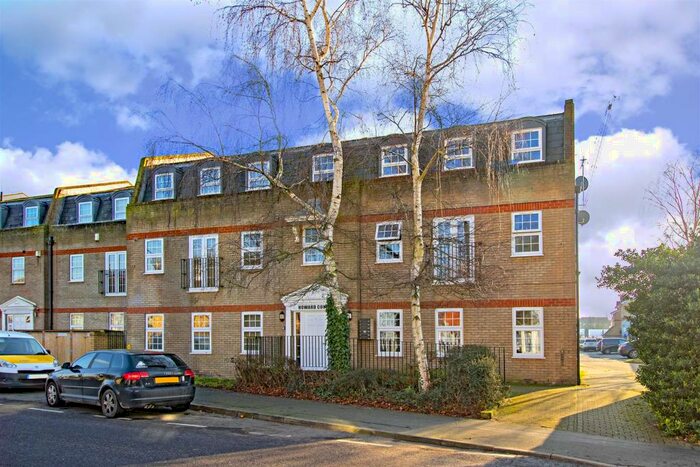 2 Bedroom Flat To Rent In Howard Close, Waltham Abbey, EN9