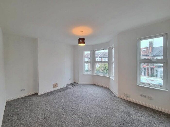 1 Bedroom Flat To Rent In Plumstead High Street, London, Greater London. SE18