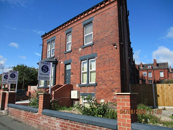 3 Bedroom Flat To Rent In Dewsbury Road, Beeston, Leeds, LS11