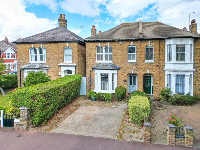 3 Bedroom Semi-Detached House For Sale In Alexandra Road, Southend-On-Sea, SS1