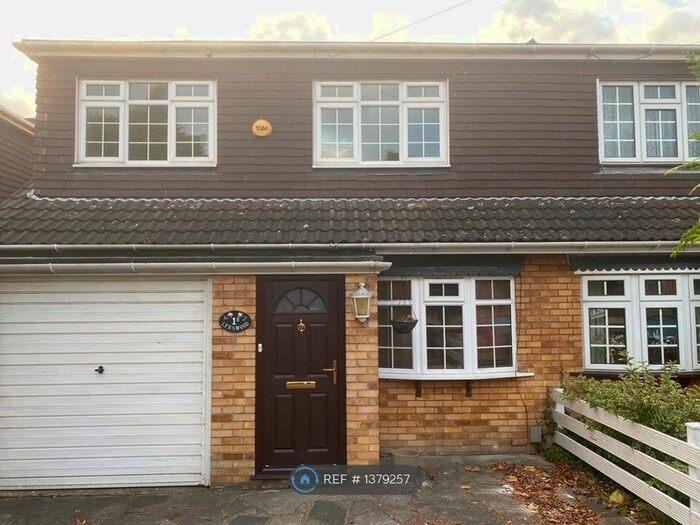 4 Bedroom Semi-Detached House To Rent In Douglas Avenue, Romford, RM3