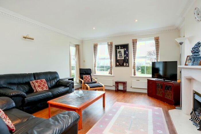 3 Bedroom Flat To Rent In Clearwater Place, Surbiton, KT6