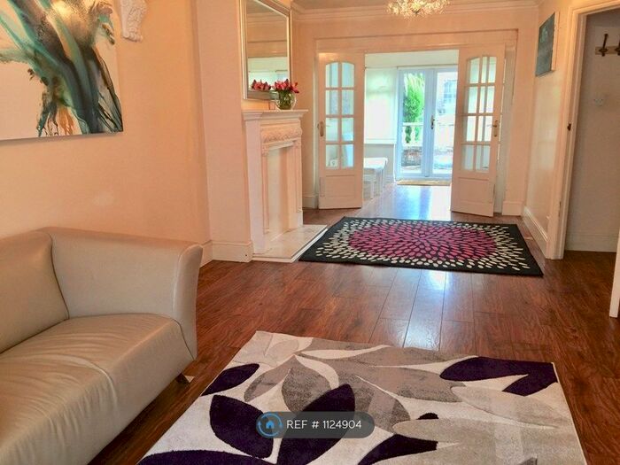 5 Bedroom Semi-Detached House To Rent In The Greenway, London, NW9