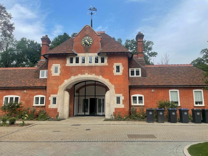 2 Bedroom Flat To Rent In Broadoaks Park Road, West Bylfeet, KT14