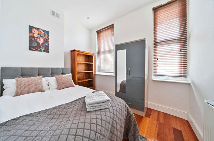 2 Bedroom Apartment For Sale In Tufnell Park Road, London, N7