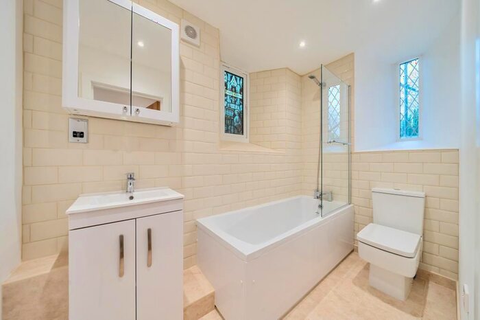 1 Bedroom Flat To Rent In Longcross, Surrey, KT16