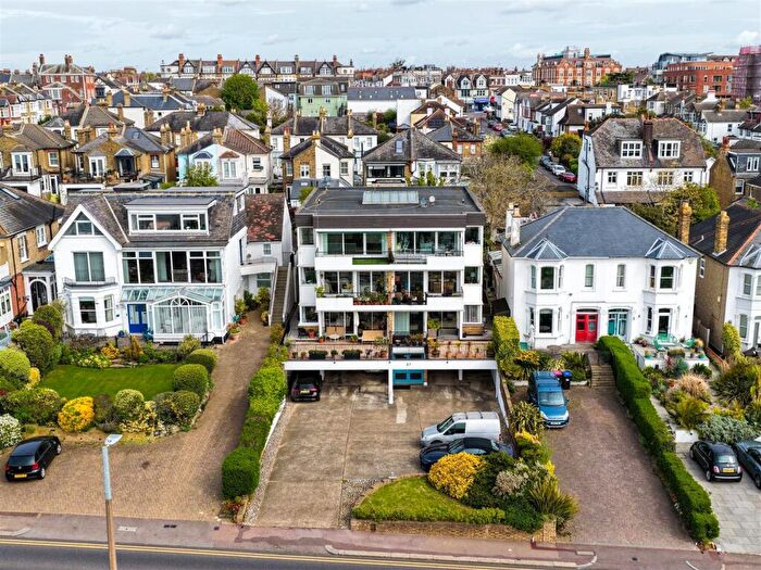 2 Bedroom Flat For Sale In Mariners Court, Cliff Parade, Leigh On Sea, SS9