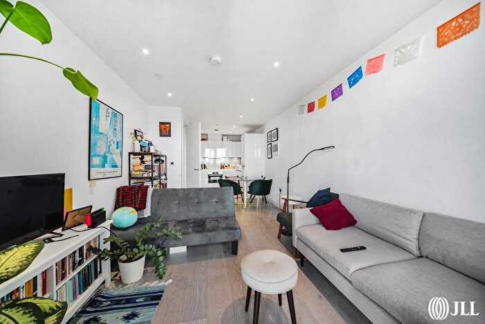 1 Bedroom Apartment For Sale In City North Place London, N4