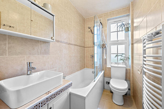 2 Bedroom Apartment For Sale In West Barnes Lane, New Malden, Raynes Park, KT3