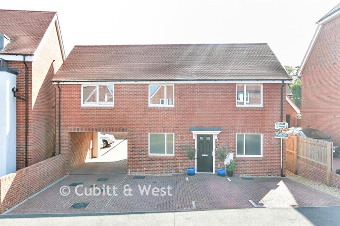 2 Bedroom Coach House For Sale In Butlers Way, East Grinstead, West Sussex, RH19