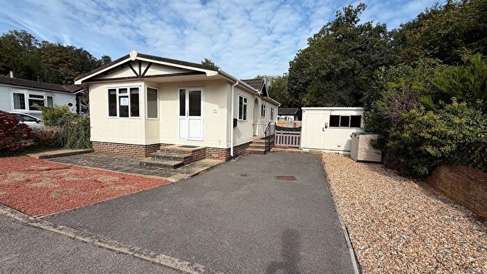 2 Bedroom Mobile/park Home For Sale In Boxhill Road, Tadworth, KT20