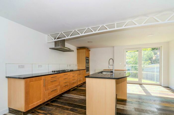 4 Bedroom Detached House To Rent In Whitworth Crescent, SO18