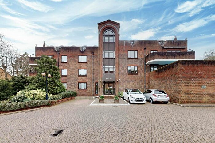 3 Bedroom Flat To Rent In Holders Hill Road, London, NW4