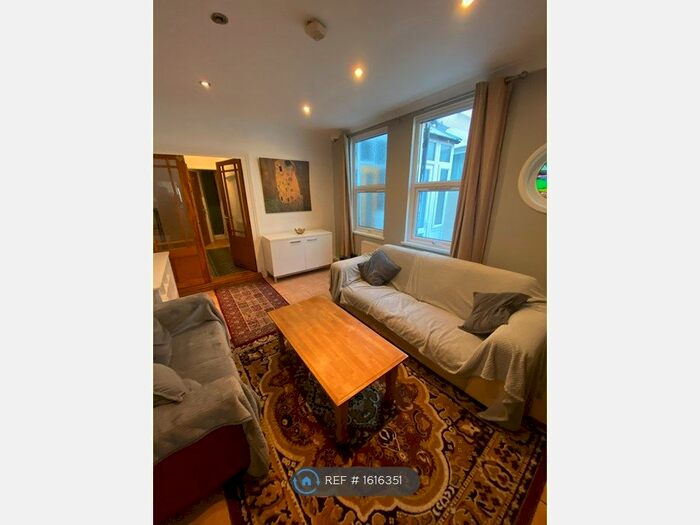 2 Bedroom Flat To Rent In North Road, Cardiff, CF14