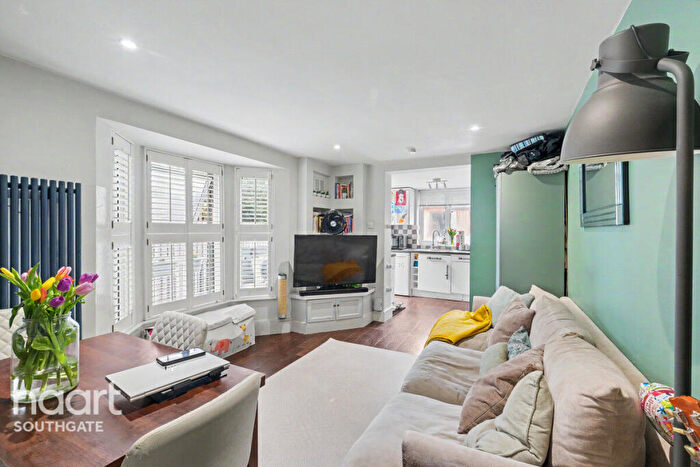 2 Bedroom Apartment For Sale In Beaconsfield Road, London, N11