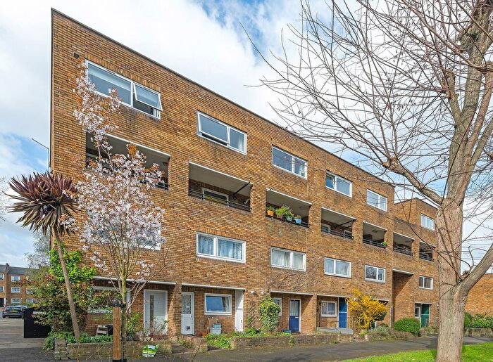 2 Bedroom Flat For Sale In Garrick Close, Wandsworth, SW18