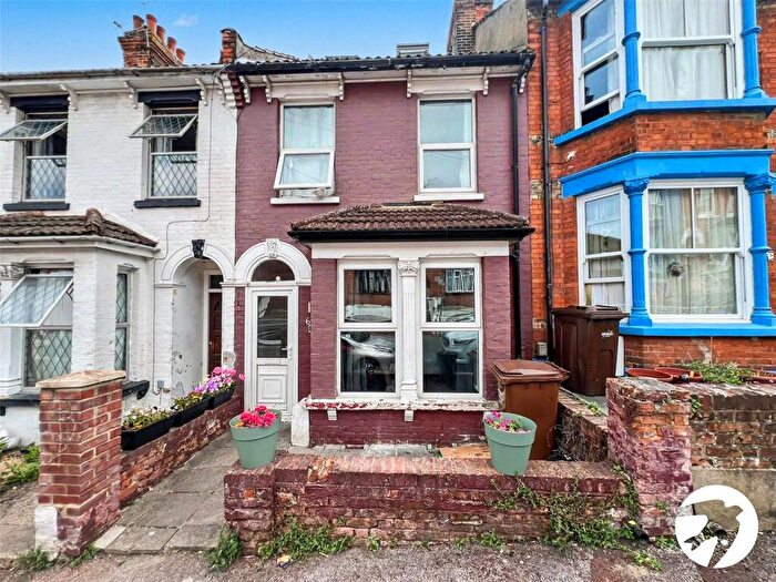 6 Bedroom Terraced House For Sale In Pagitt Street, Chatham, Kent, ME4