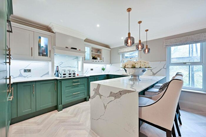 2 Bedroom Flat For Sale In Franklin Court, Wormley, Witley, GU8