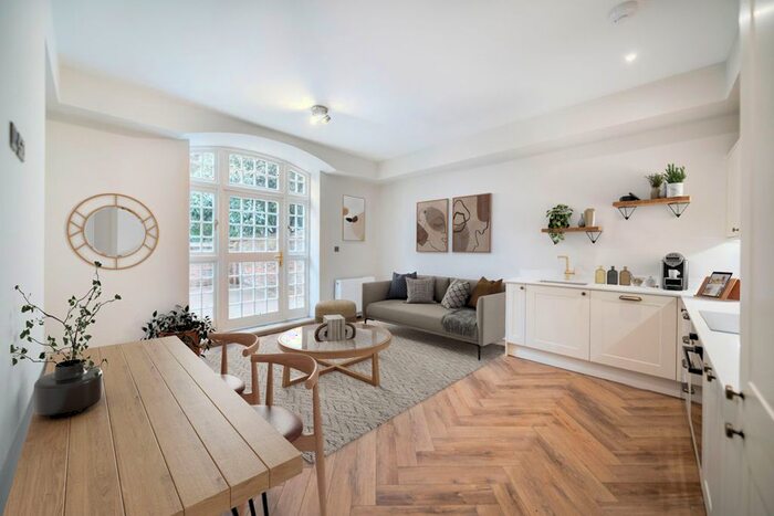 2 Bedroom Flat To Rent In South Street, Farnham, GU9