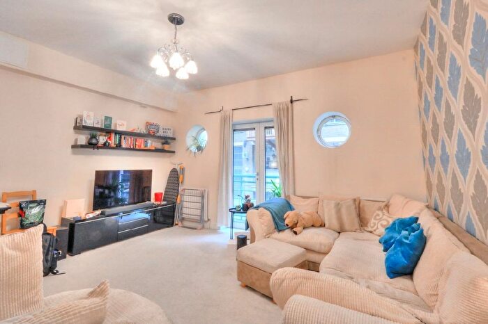1 Bedroom Flat To Rent In Millenium Square, London, South London, SE1