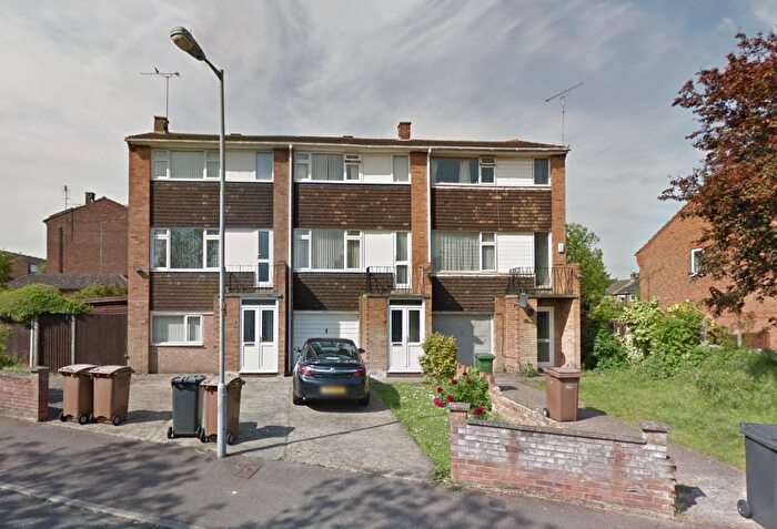 3 Bedroom Town House To Rent In Tenby Drive, Luton, Bedfordshire, LU4