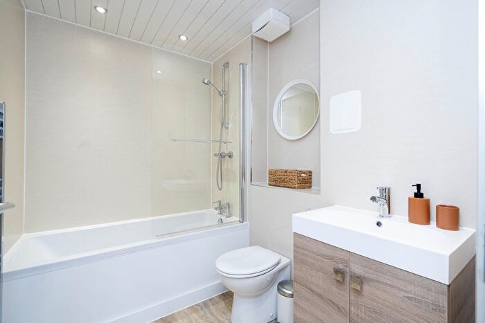 2 Bedroom Flat To Rent In Ocean Drive, Edinburgh, EH6