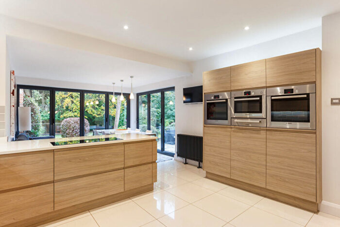 4 Bedroom Detached House For Sale In Avenue Road, Farnborough, GU14