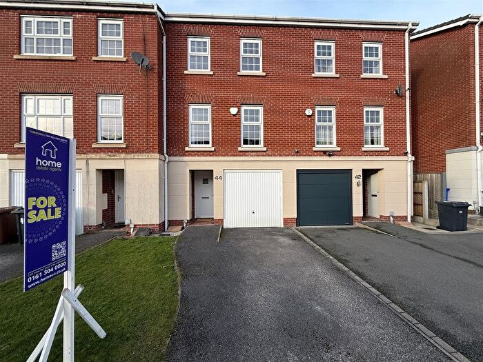 3 Bedroom Town House For Sale In Ferndale, Hyde, SK14