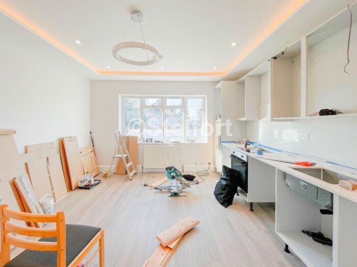 2 Bedroom Flat To Rent In The Ridgeway, London, NW11