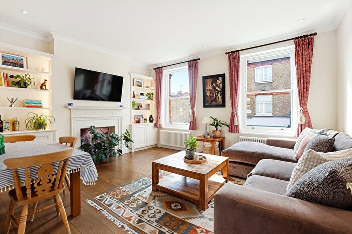 2 Bedroom Maisonette For Sale In New Kings Road, Fulham, London, SW6