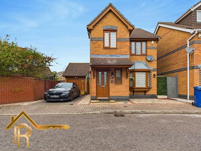 3 Bedroom Detached House For Sale In Poplar Close, RM15