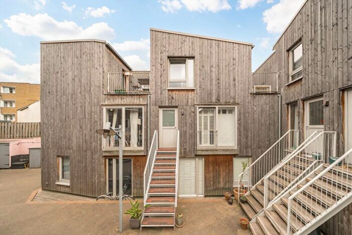 3 Bedroom House For Sale In High Street, Harlesden, NW10