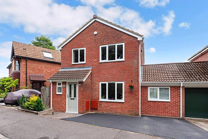 3 Bedroom House For Sale In Larcombe Road, Petersfield, Hampshire, GU32