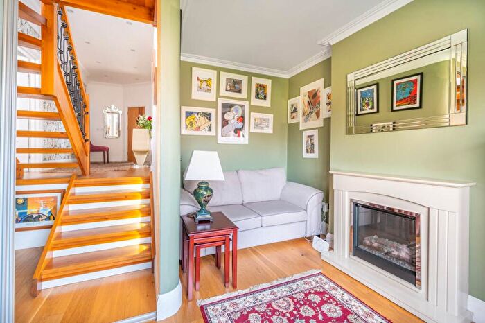 2 Bedroom Flat For Sale In Melrose Avenue, Willesden Green, London, NW2