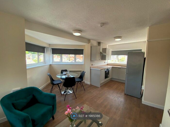 3 Bedroom Flat To Rent In Top Floor Deiniol Road, Bangor, LL57
