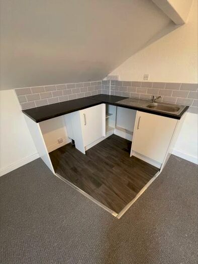 1 Bedroom Flat To Rent In Fairford Avenue, Beeston, LS11