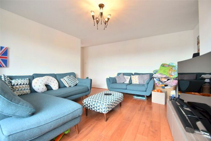 2 Bedroom Maisonette To Rent In Stompits Road, Holyport, Maidenhead, Berkshire, SL6