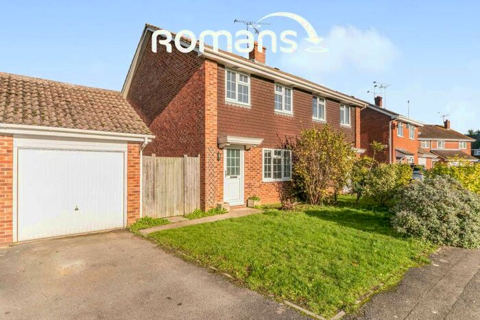 3 Bedroom Semi-Detached House To Rent In Ravensbourne Drive, Woodley, RG5