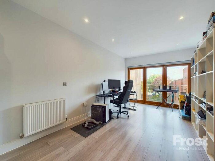 1 Bedroom Property To Rent In South Street, Staines-Upon-Thames, Surrey, TW18