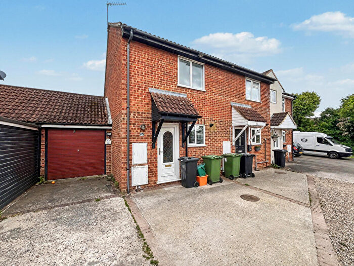 2 Bedroom End Of Terrace House To Rent In Roding Way, Wickford, SS12