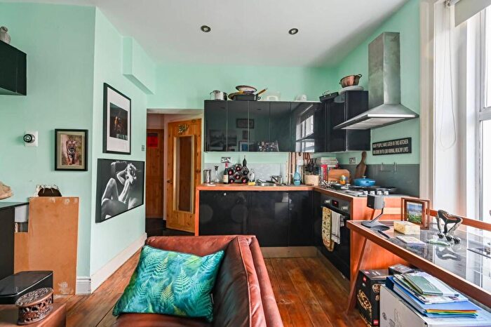 1 Bedroom Flat For Sale In Camden Road, Holloway, London, N7