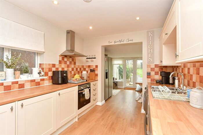 4 Bedroom Chalet For Sale In School Lane, Lower Halstow, Sittingbourne, Kent, ME9