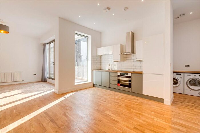 2 Bedroom Flat To Rent In Goulton Road, Leabridge, E5