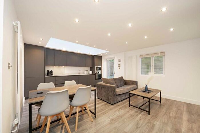 2 Bedroom Flat For Sale In Gascony Avenue, West Hampstead, NW6