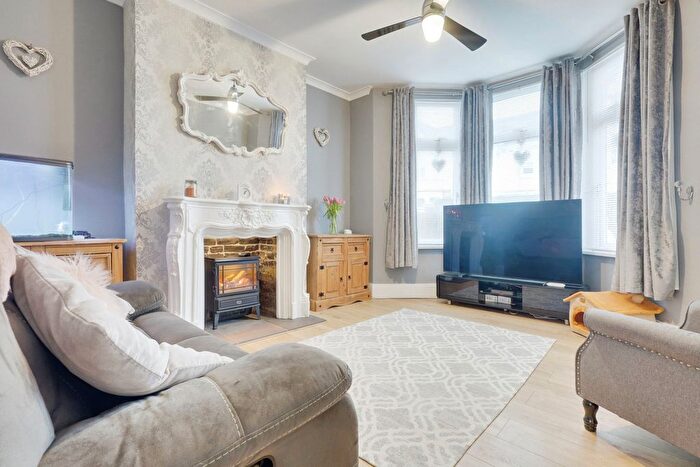 1 Bedroom Flat For Sale In Silverdale Avenue, Westcliff-On-Sea, SS0